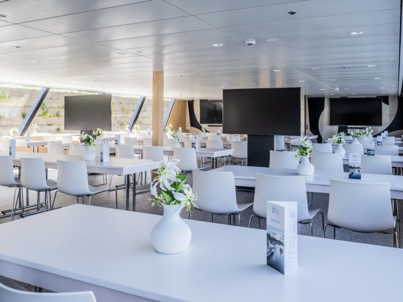 Lounge Café mit Panorama-Bar auf dem Salonschiff