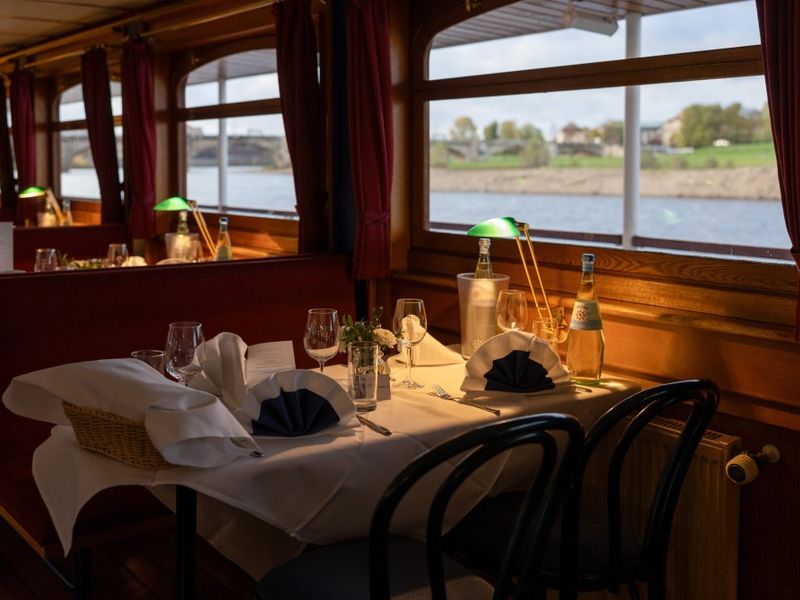 Festlich gedeckter Fine-Dining-Tisch mit Blick auf die Elbe