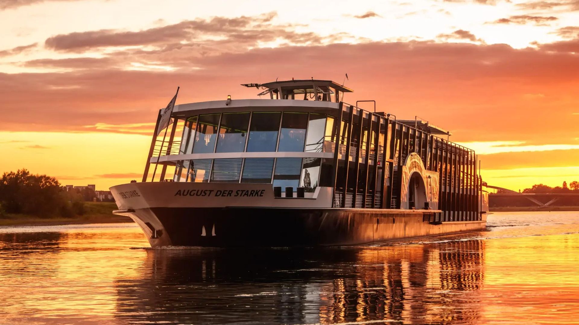 Salonschiff der Sächsischen Dampfschifffahrt im Abendlicht